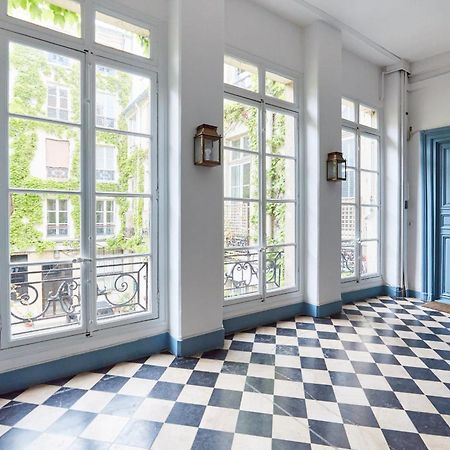 Place Des Vosges - 1Br With Balcony - Cityapartmentstay Paris Bagian luar foto