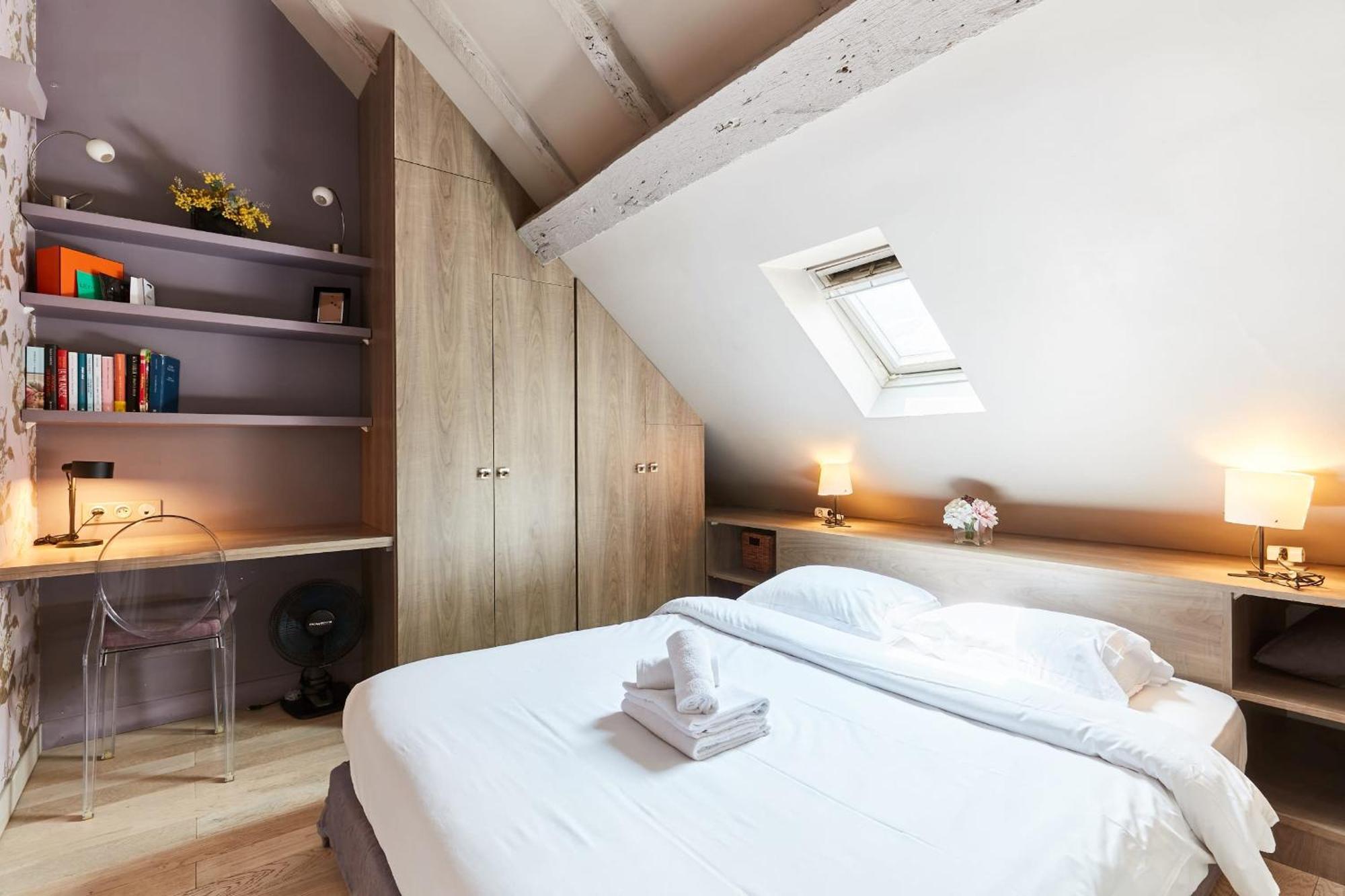 Place Des Vosges - 1Br With Balcony - Cityapartmentstay Paris Bagian luar foto