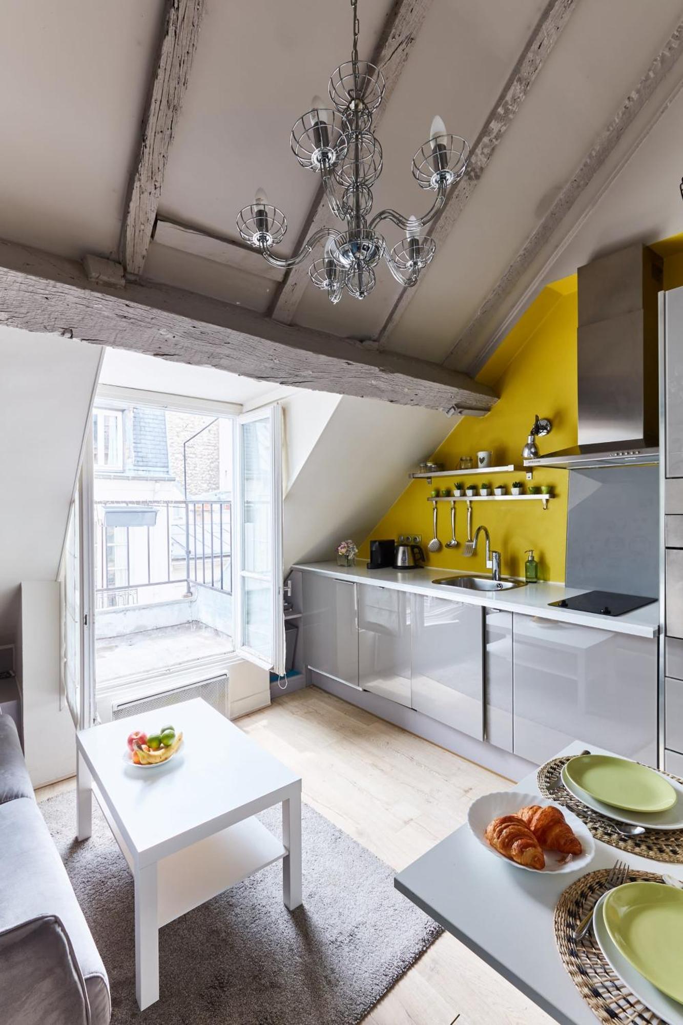 Place Des Vosges - 1Br With Balcony - Cityapartmentstay Paris Bagian luar foto