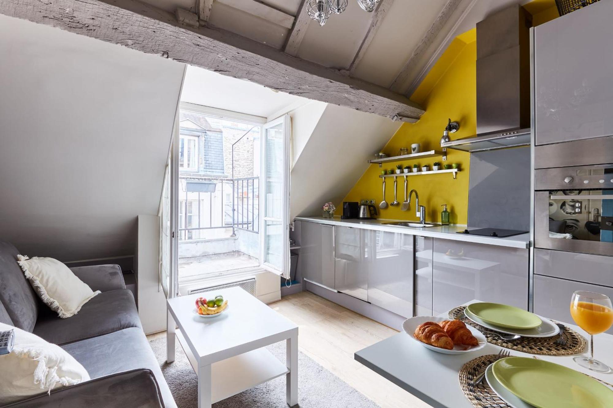 Place Des Vosges - 1Br With Balcony - Cityapartmentstay Paris Bagian luar foto