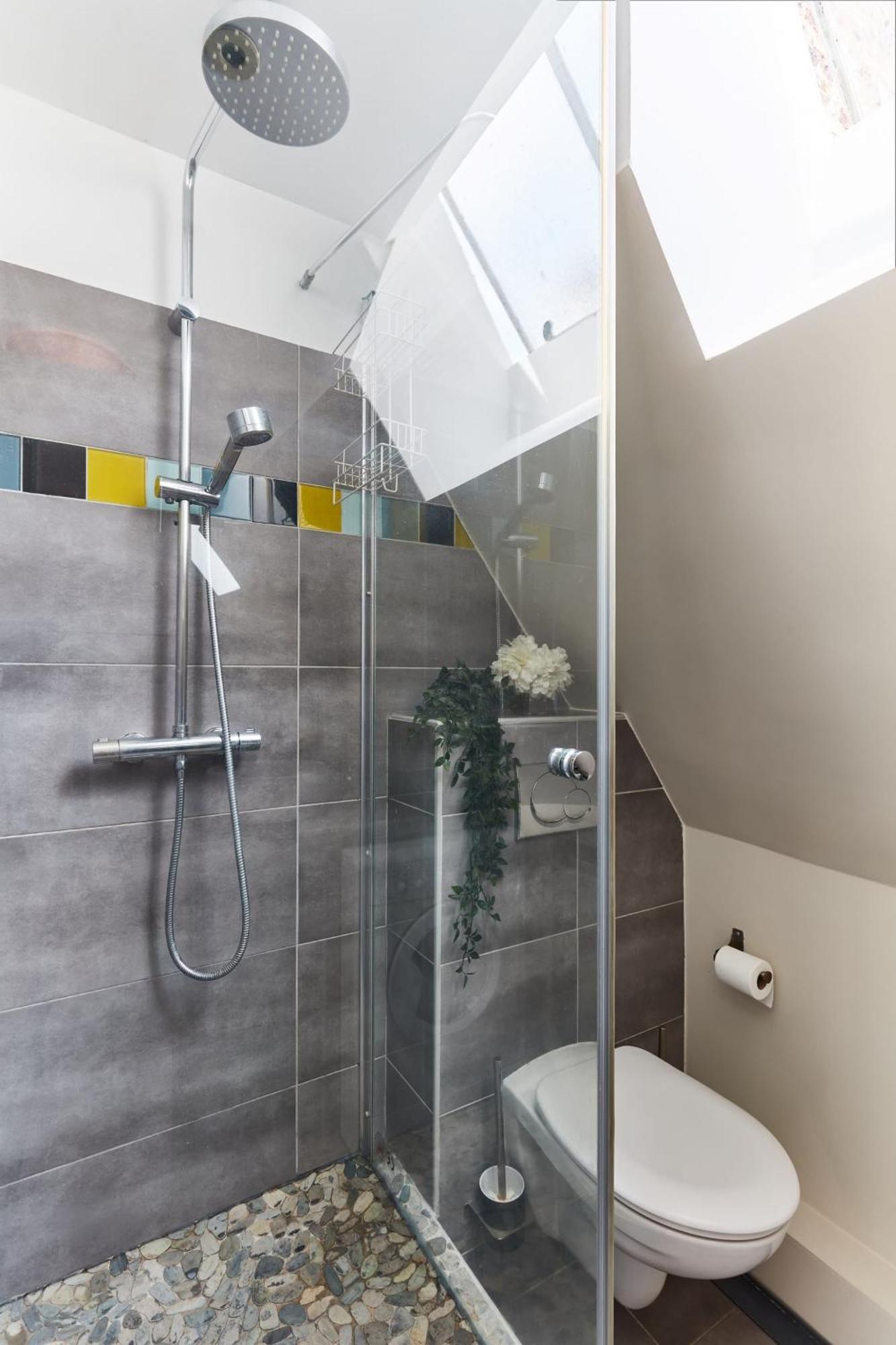 Place Des Vosges - 1Br With Balcony - Cityapartmentstay Paris Bagian luar foto