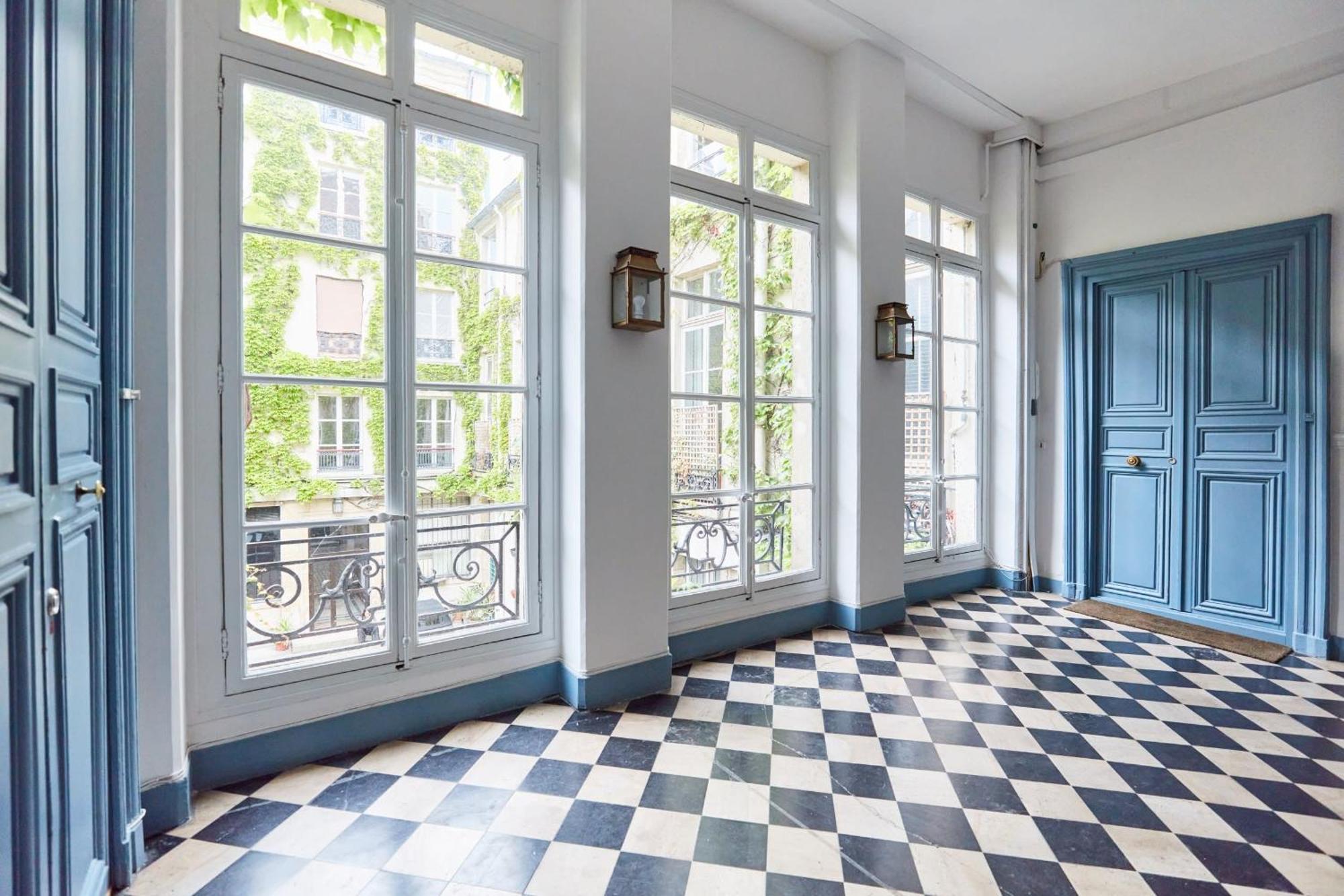 Place Des Vosges - 1Br With Balcony - Cityapartmentstay Paris Bagian luar foto