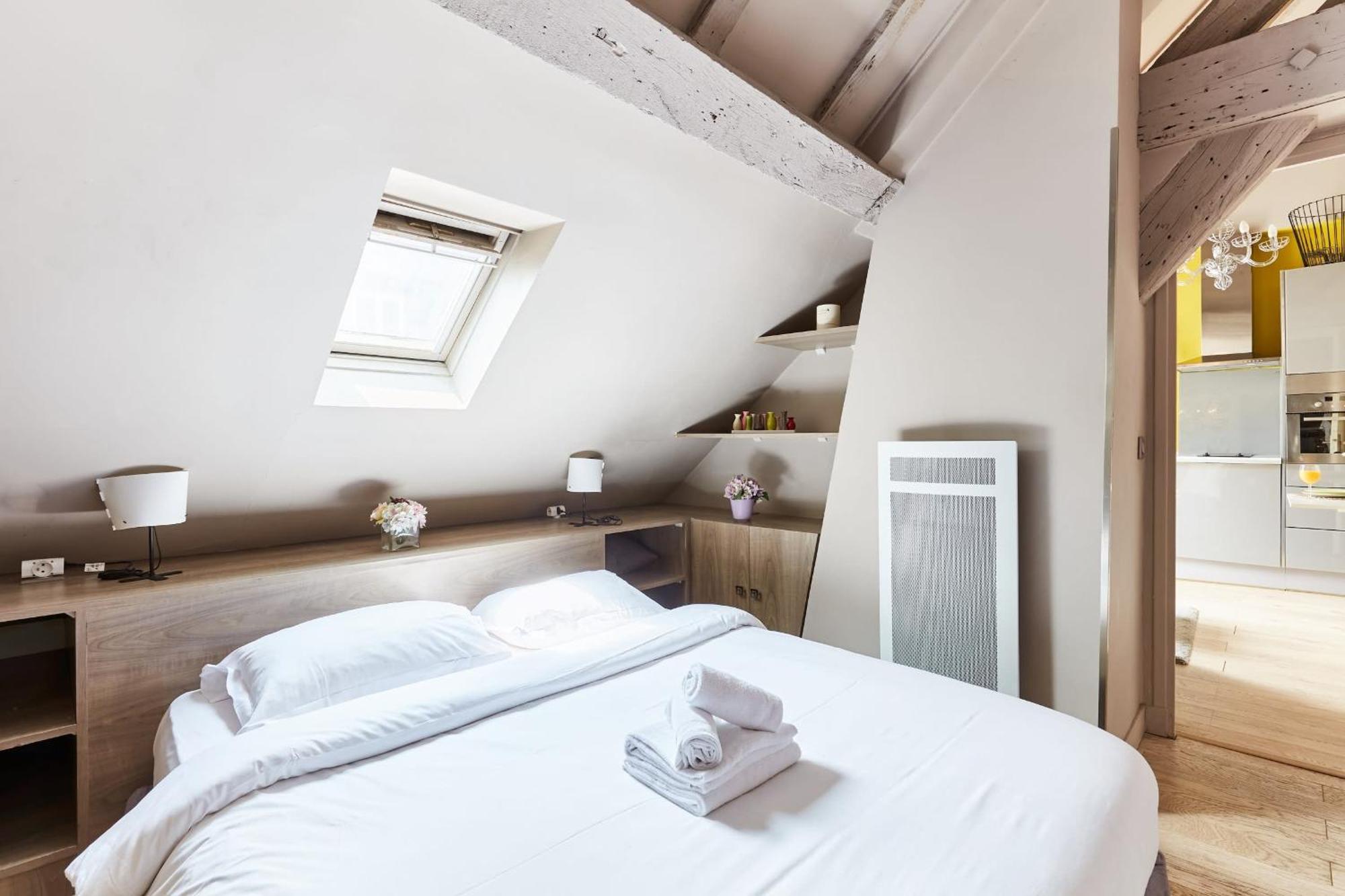 Place Des Vosges - 1Br With Balcony - Cityapartmentstay Paris Bagian luar foto