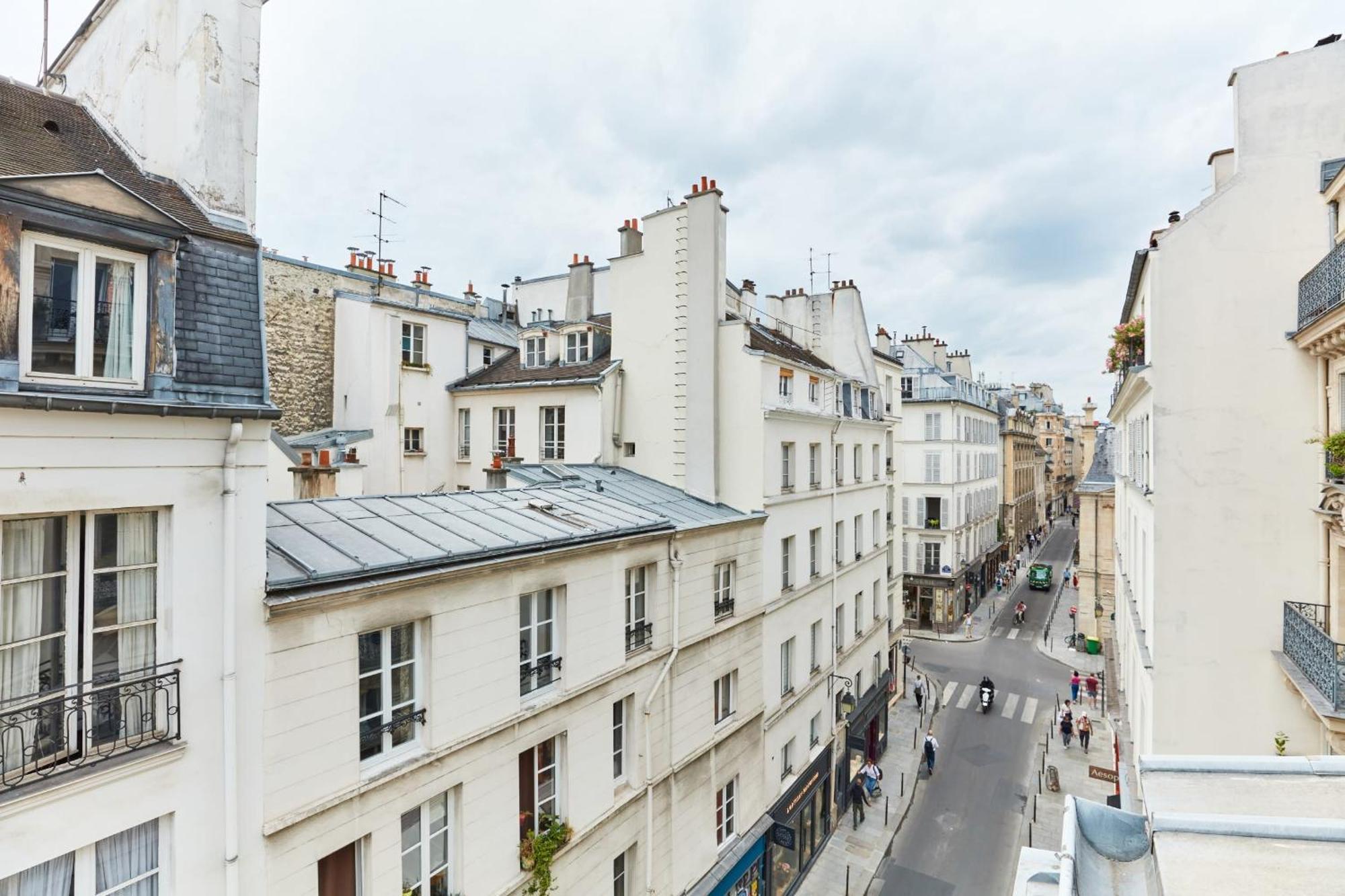 Place Des Vosges - 1Br With Balcony - Cityapartmentstay Paris Bagian luar foto