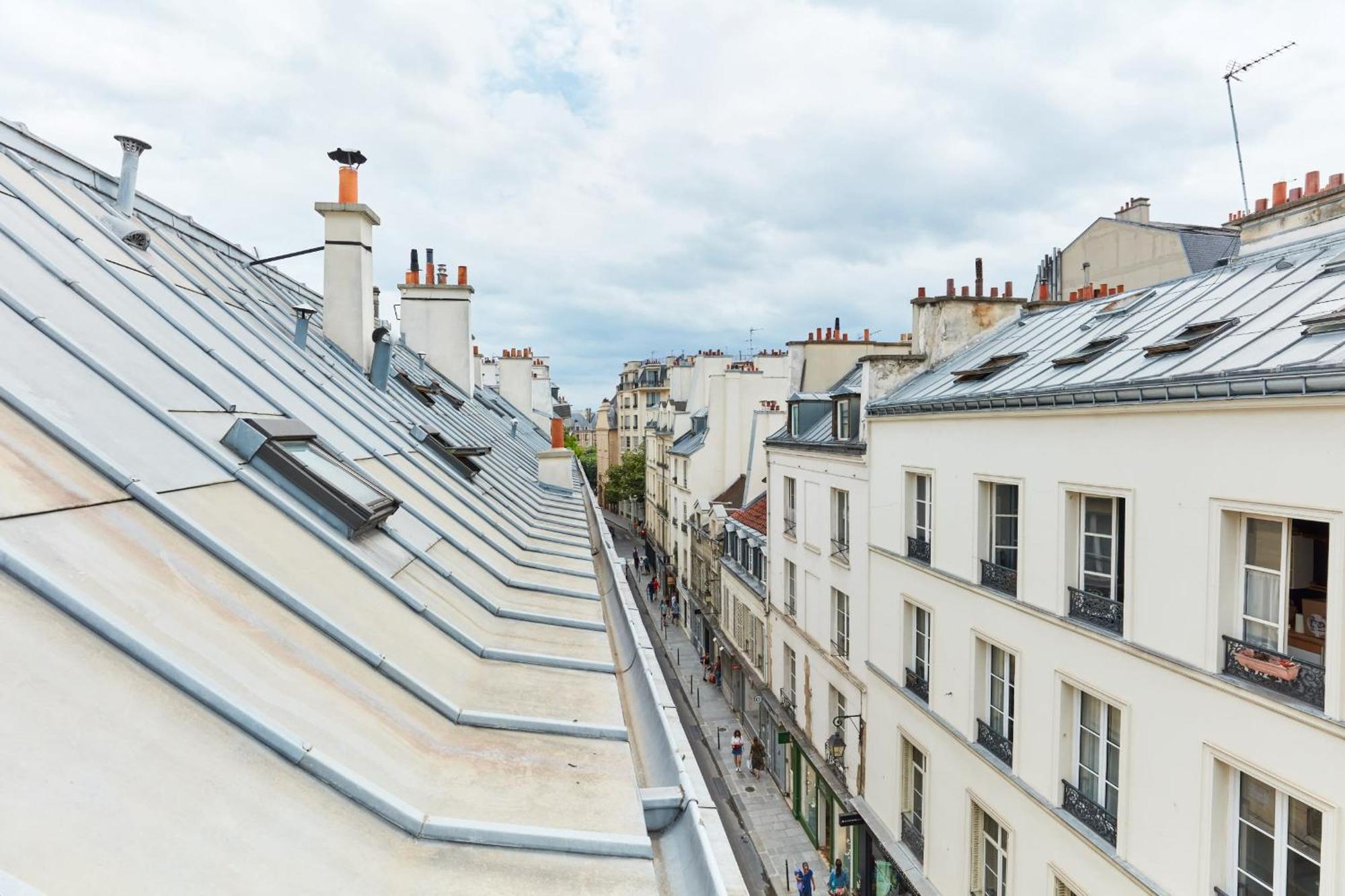 Place Des Vosges - 1Br With Balcony - Cityapartmentstay Paris Bagian luar foto