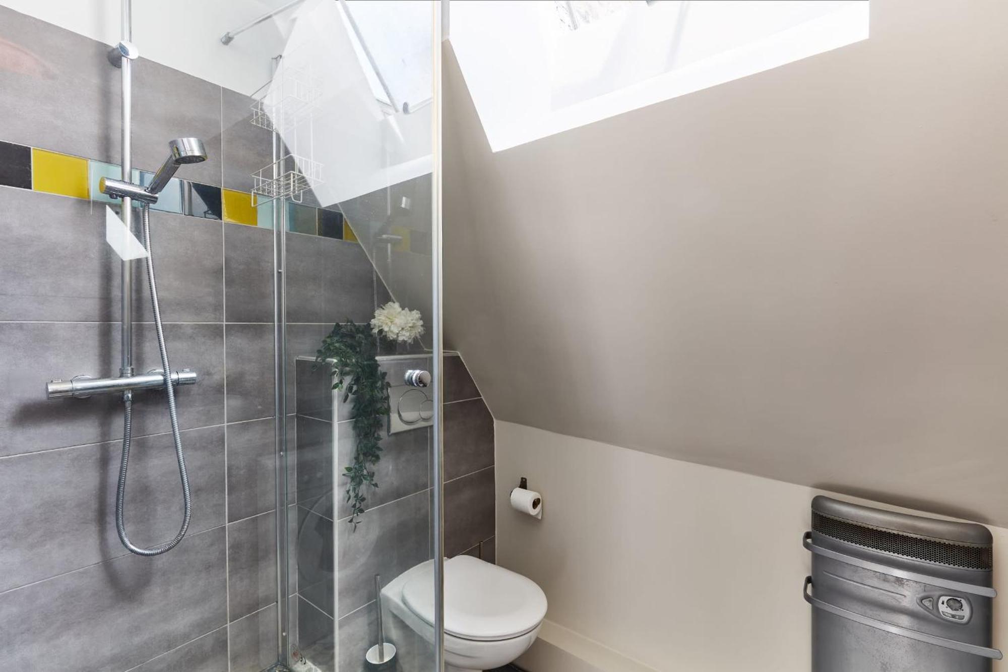 Place Des Vosges - 1Br With Balcony - Cityapartmentstay Paris Bagian luar foto